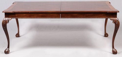 HENREDON CHIPPENDALE STYLE MAHOGANY DINING TABLE