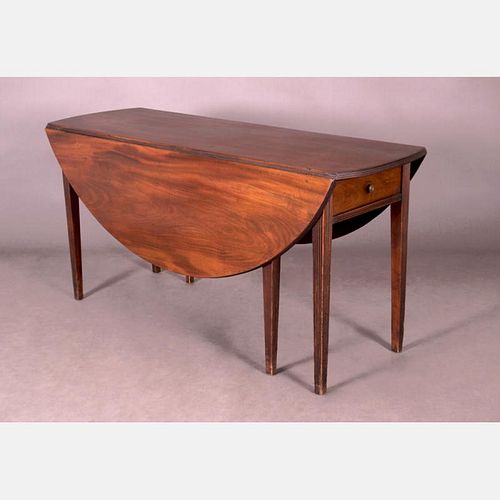 An American Federal Mahogany Drop Leaf Dining Table, 18th Century,