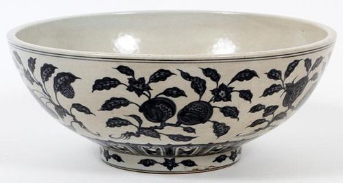 CHINESE BLUE AND WHITE PORCELAIN FRUIT BOWL