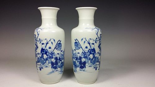 A PAIR OF CHINESE BLUE AND WHITE VASE, KANGXI MARK.
