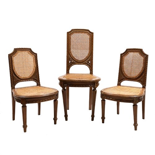 Lote de 3 sillas. SXX Estilo austriaco. Elaboradas en madera con asientos y respaldos en bejuco.