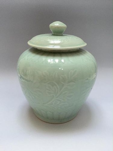 A CHINESE ANTIQUE CELADON PORCELAIN JAR AND COVER, 18TH CENTURY