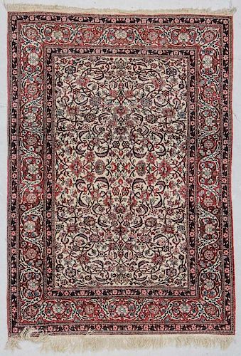 Persian Isfahan Rug: 4'8" x 6'7" (142 x 201 cm)