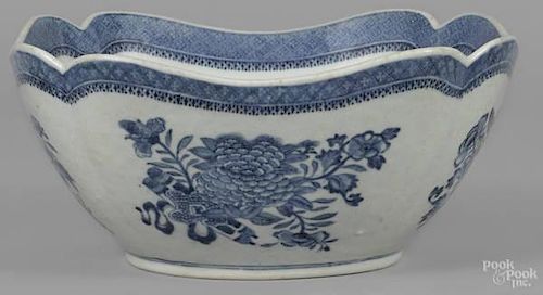 Chinese export blue porcelain Fitzhugh bowl, 19t