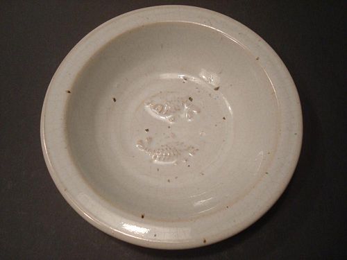 ANTIQUE Chinese White Porcelain plate with double Fish, Yuan/Ming. 7" W