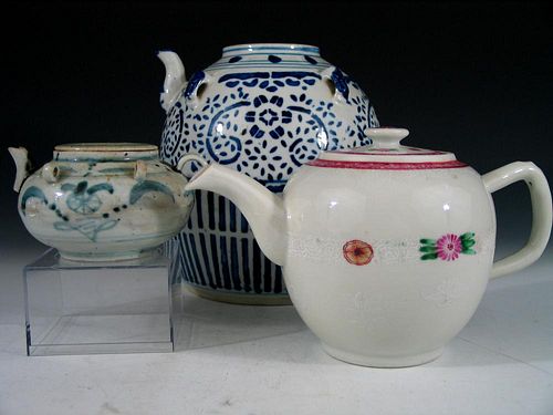 Three Chinese Porcelain Teapots, 18th / 19th Century.