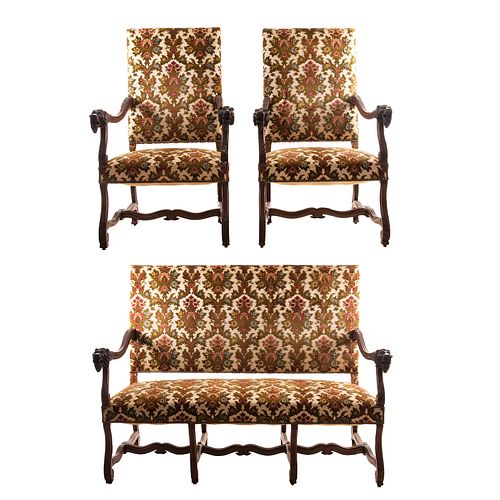 SALA. FRANCIA, SXX. Estilo LUIS XIII. Elaborada en madera de roble. Con tapicería de tela floral. Consta de sofá y par de sillones.