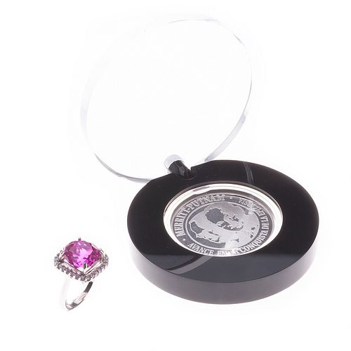 Moneda Avance en la conquista de la epilepsia en plata . Anillo con zafiro sintetico color rosa en plata .925. 40.3 g.