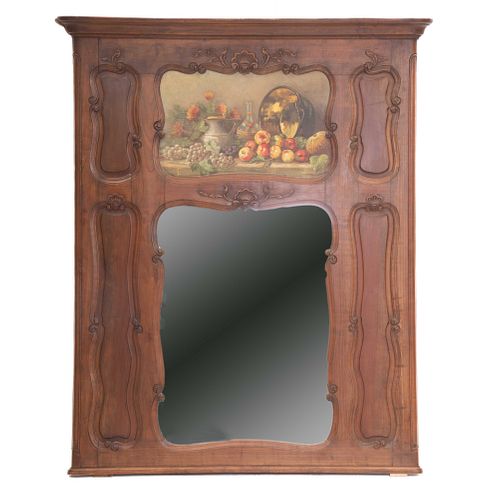 ESPEJO TRUMEAU. FRANCIA, SXX. Estilo LUIS XV. Panel elaborado en madera de nogal, espejo y pintura al óleo con bodegón.