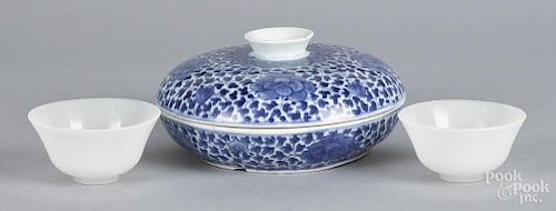 Chinese blue and white porcelain covered dish, together with two hardstone cups.