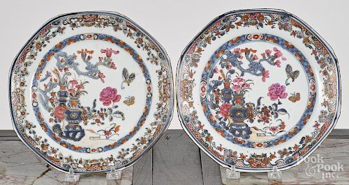 Pair of Chinese porcelain Imari palette plates, 18th c., 8 7/8'' dia.