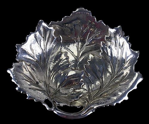 Sterling silver sculptural oak leaf bowl. Marked "International Sterling B127". Approx 7¼"lx8¼"wx1½"