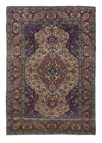Fine Antique Isfahan Rug, 4'9'' x 7'0'' ( 1.45 x 2.13 M)