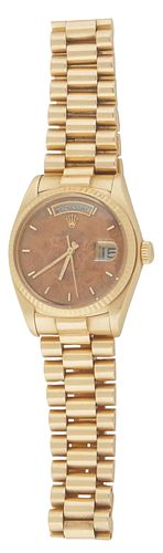 Men's 18K Yellow Gold Rolex President Oyster Perpetual Day-Date Chronometer Wristwatch, self winding, with a burled birch face with gold chapter marks