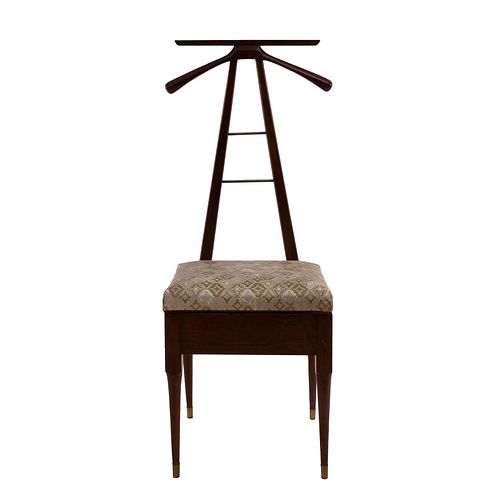 SILLA-PERCHERO. SXX. Elaborada en madera. Respaldo compuesto, asiento abatible y soportes con casquillos.