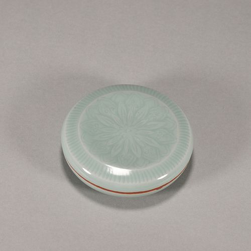 A Longquan kiln lotus porcelain covered jar