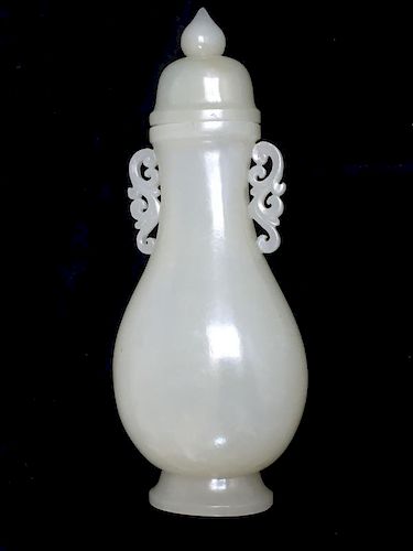 AN ANTIQUE CARVED WHITE JADE VASE. 18TH/19TH CENTURY