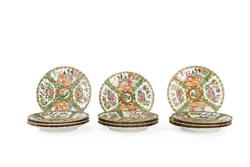 Set of 12 Chinese Rose Medallion Scalloped Plates