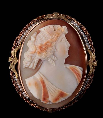 AN ANTIQUE CARVED SHELL CAMEO PIN / PENDANT IN 14K