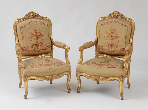 PAIR OF LOUIS XV STYLE GILTWOOD FAUTEUILS À LA REINE