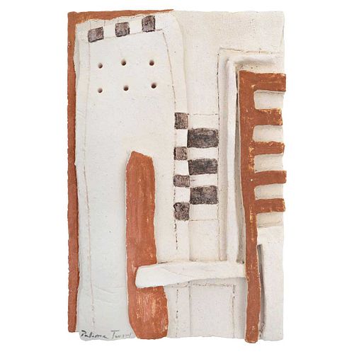 PALOMA TORRES ,Sin título, Firmada al frente Escultura en barro de Zacatecas con engobes, soporte de madera,29x20x4 cm,Certificado,Caja