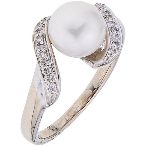 ANILLO CON PERLA CULTIVADA Y DIAMANTES EN ORO BLANCO DE 14K. Una perla blanca y diamantes corte brillante ~0.05 ct. Talla: 7 ½