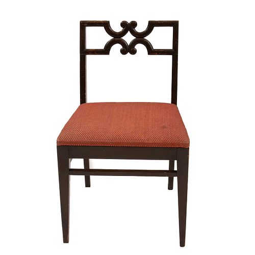SILLA. SXX. Elaborada en madera. Con respaldo semiabierto, asiento acojinado de tela, chambrana de caja y soportes lisos.