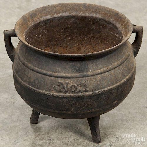 Savery & Co., Philadelphia cast iron gypsy pot, half-gallon, 6 1/4'' h.