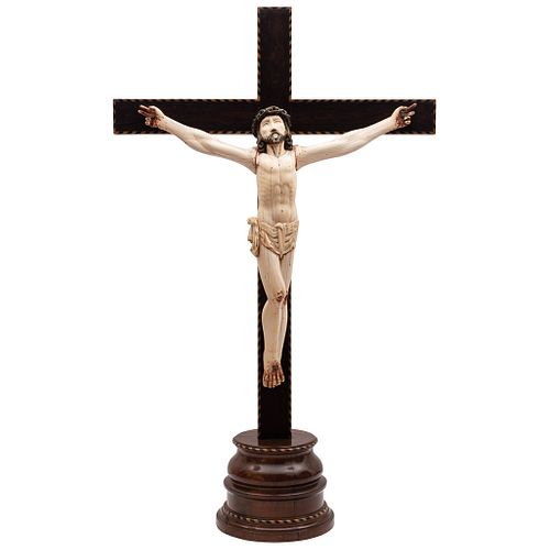 CRISTO ORIGEN HISPANO FILIPINO, SIGLO XVII Talla en marfil con cruz de madera con detalles geométricos en marquetería. Cristo: 80 x 70