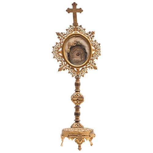 RELICARIO SIGLO XVIII Elaborado en metal dorado Contiene una reliquia de San Agustín. Con inscripción en filacteria: “S. Agust...
