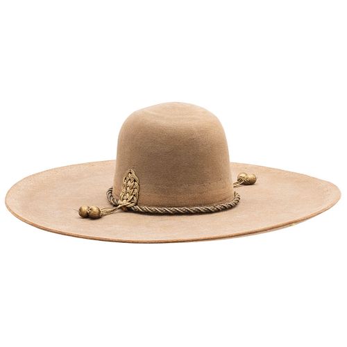 SOMBRERO CHINACO ANTIGUO MÉXICO, CA. 1870 Sombrero de fieltro fino de pelo color “yesca” adornado con toquilla de calabrote