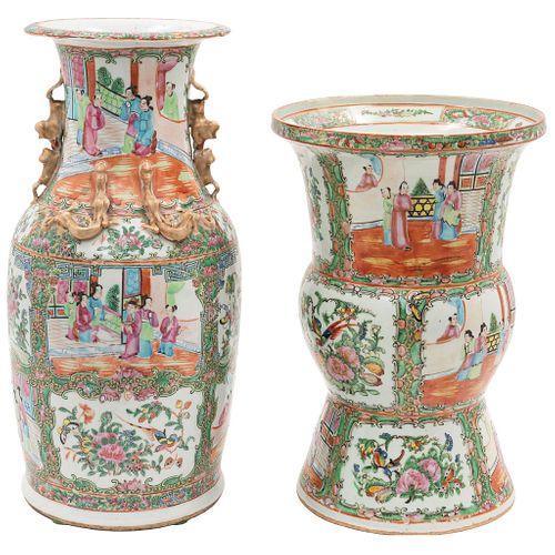 PAR DE JARRONES. CHINA, SIGLO XX. Porcelana estilo FAMILIA ROSA Entintada a mano con mariposas, aves, motivos florales. 45 y 52 cm de a