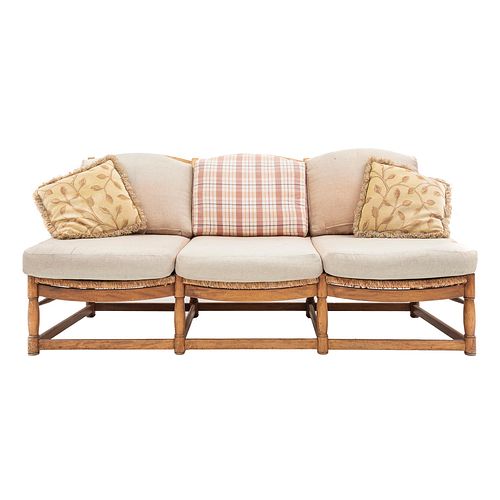 BANCA. SXX. Elaborada en madera Con respaldo escalonado, asiento de palma tejida, chambrana de caja y soportes torneados.
