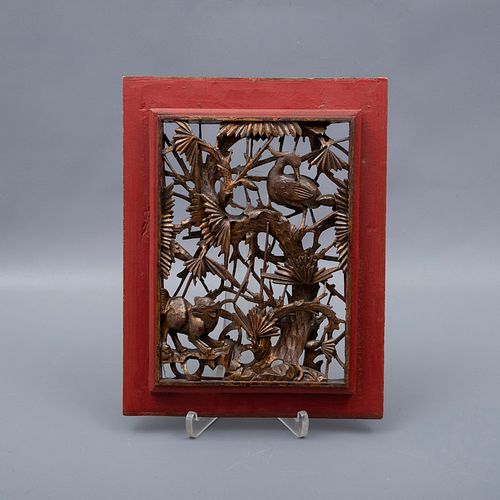PANEL. ORIGEN ORIENTAL, SXX. Elaborado en madera dorada. Decorado con elementos calados, vegetales, orgánicos y zoomorfos.