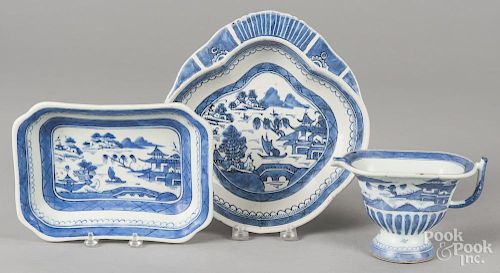 Chinese export porcelain Canton, 19th c., to include a shrimp dish, 9 1/2'' dia., a small tray