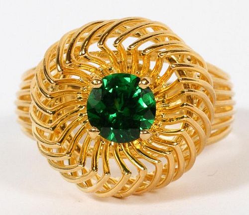18KT GOLD AND GREEN GARNET RING, SIZE 7