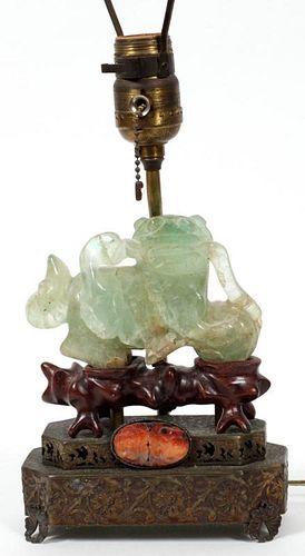 CHINESE QUARTZ FOO DOG MOUNTED AS A TABLE LAMP