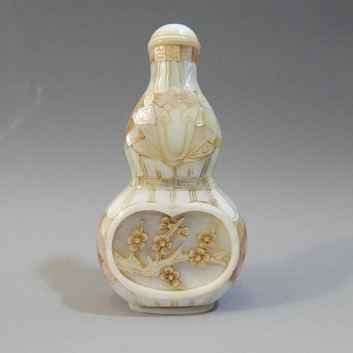 ANTIQUE CHINESE CARVED MOTHER OF PEARL SNUFF BOTTLE - 19TH CENTURY 中国古董雕刻贝壳鼻烟壶 - 19世纪