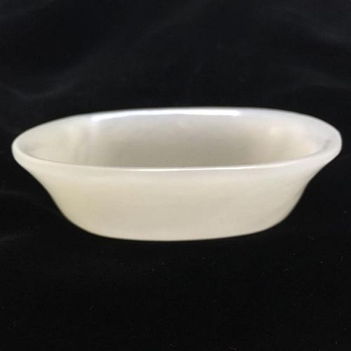 A WHITE JADE CUP 19TH CT 白玉杯，19世纪