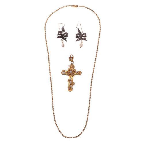 Collar torzal, cruz y par aretes con perlas en oro amarillo de 10k y plata .800. Peso: 20.4 g.
