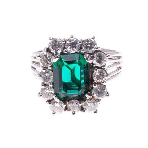 Anillo vintage con diamantes y simulante verde en plata paladio. 12 diamantes corte brillante ~1.20 ct. Peso: 5.5 g.