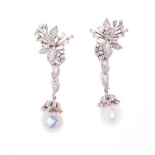 Par de aretes con perlas y diamantes en plata paladio. 2 perlas cultivadas color gris de 12 mm. 18 diamantes corte 8 x 8 y bague...