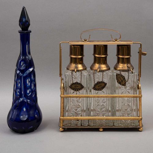 LOTE DE LICORERAS SIGLO XX Consta de: a) Licorera elaborada en vidrio tipo Bohemia, color azul b) Juego de 3 licoreras de vidr...