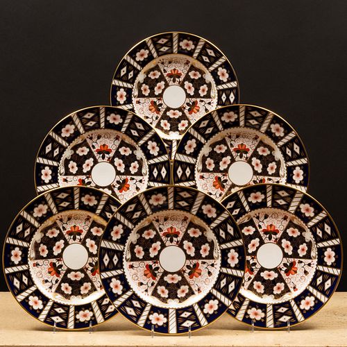 Set of Twelve Royal Crown Derby Dinner Plates in the 'Traditional Imari' Pattern
