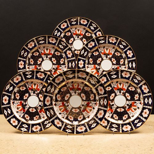 Set of Eleven Royal Crown Derby Dinner Plates in the 'Traditional Imari' Pattern 