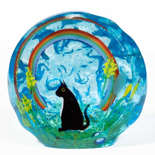 UNIQUE JOHN DEACONS (SCOTTISH, B. 1950) CAT AND RAINBOW LAMPWORK UPRIGHT PAPERWEIGHT,