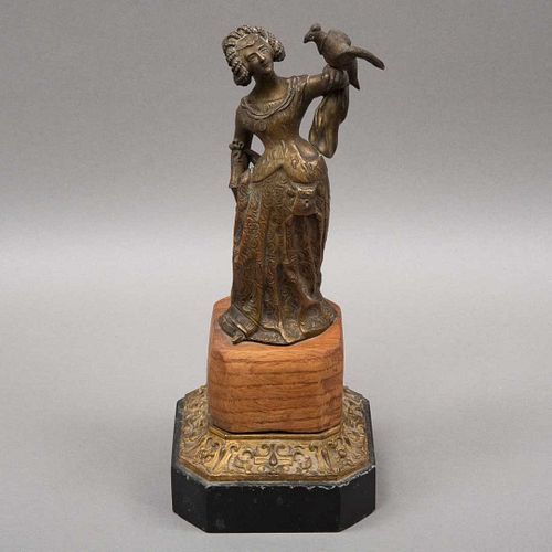 PERSONAJE FEMENINO SIGLO XX Elaborado en metal Con base de madera y mármol Detalles de conservación 29.5 cm (total)