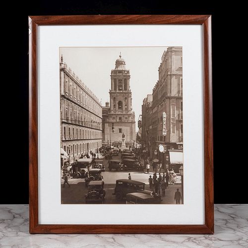 Casasola. Catedral de México / Fachada de Monte de Piedad. Fotografía e impresión, una con sello seco de Casasola. Piezas 2.