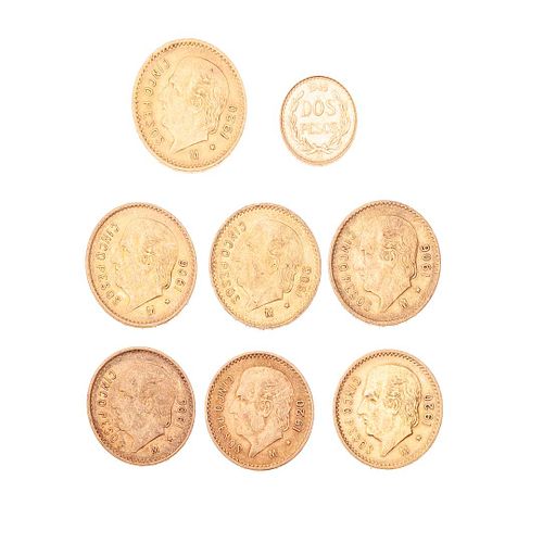 Siete monedas de 5 pesos y 1 moneda de 2 pesos en oro amarillo de 21k. Peso: 30.8 g.
