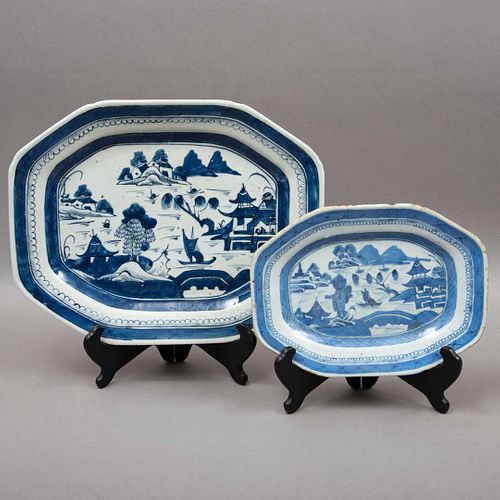 LOTE DE PLATONES. SXX. Elaborados en porcelana china. Color azul sobre blanco. Decorados con escenas y motivos orgánicos . 2 pz
